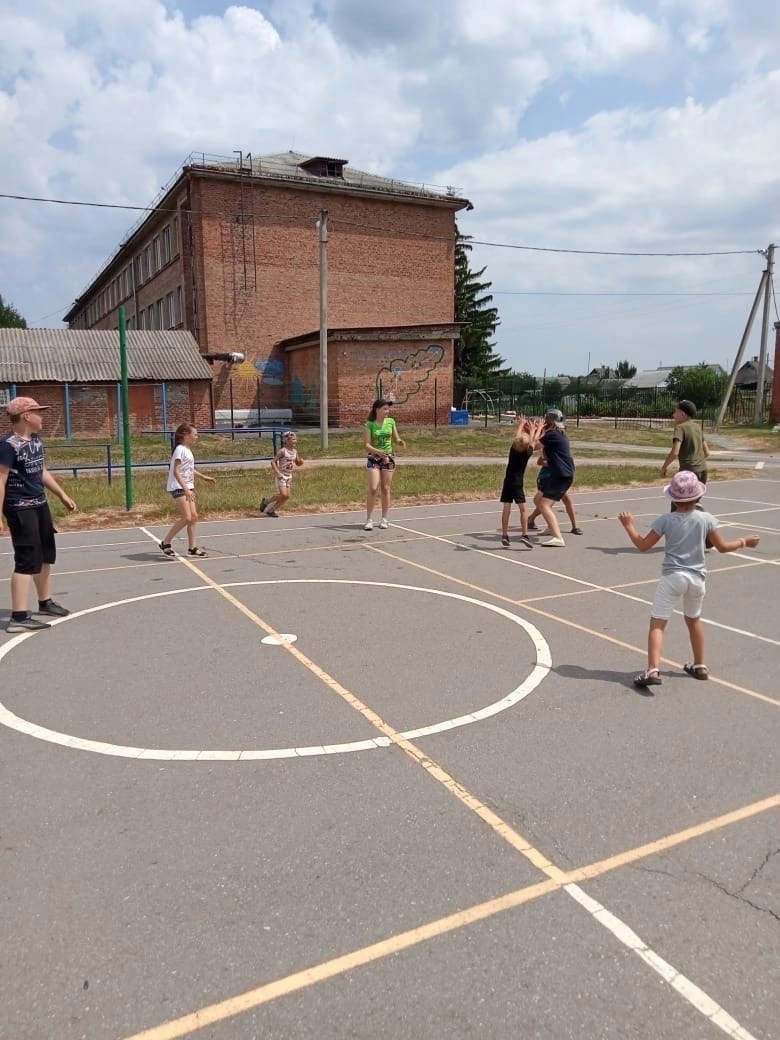 Спортивные игры на летней пришкольной площадке.