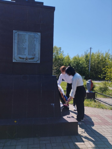 Возложение цветов  к памятнику погибшим воинам в годы Великой Отечественной Войны.